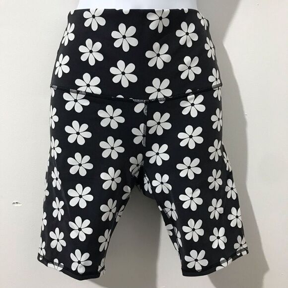 Levi’s High rise tights shorts￼ size S      A384 - Picture 1 of 6